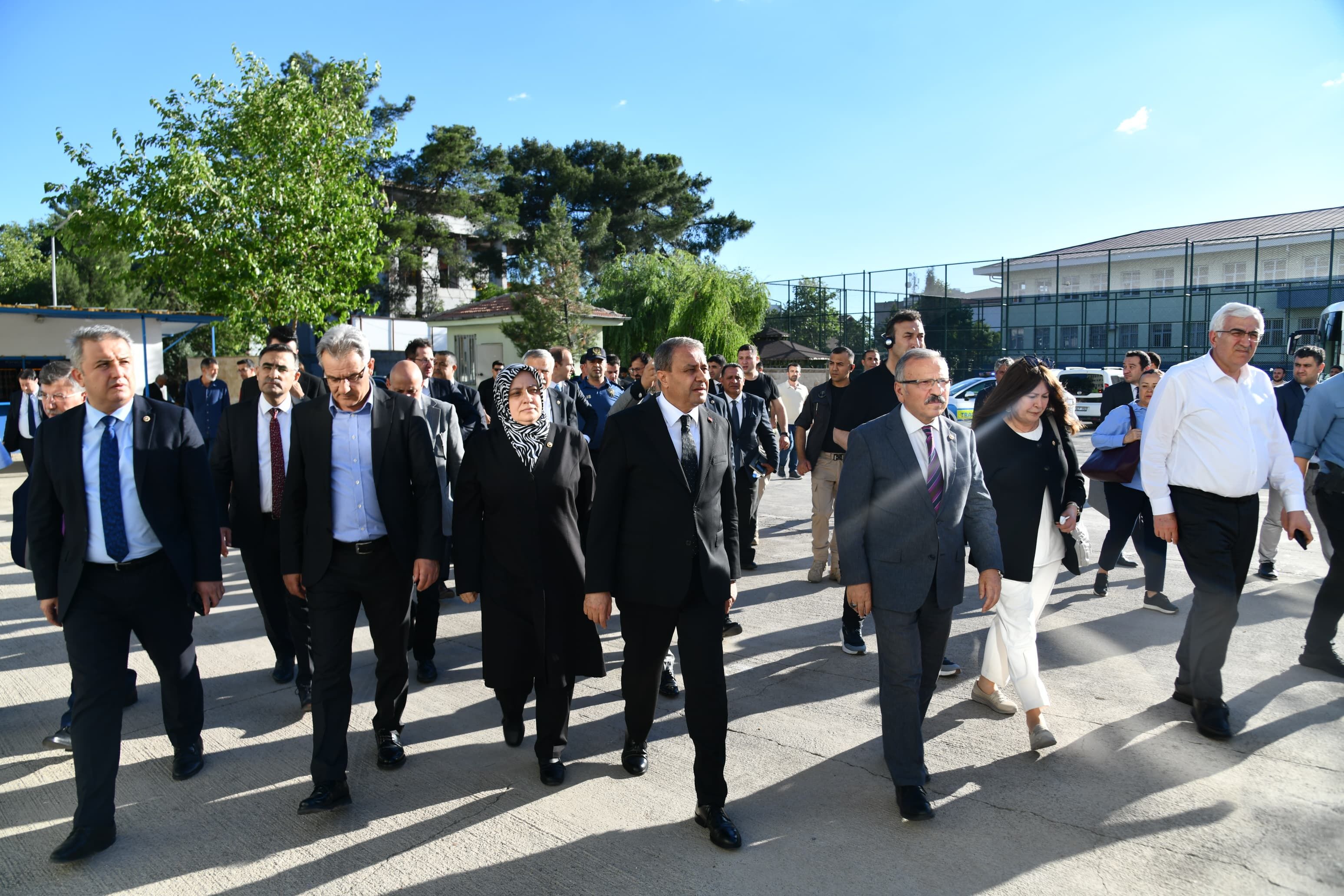 Tbmm Komisyonu, Siverek’teki Okul Saldırısını Yerinde İnceledi (3)