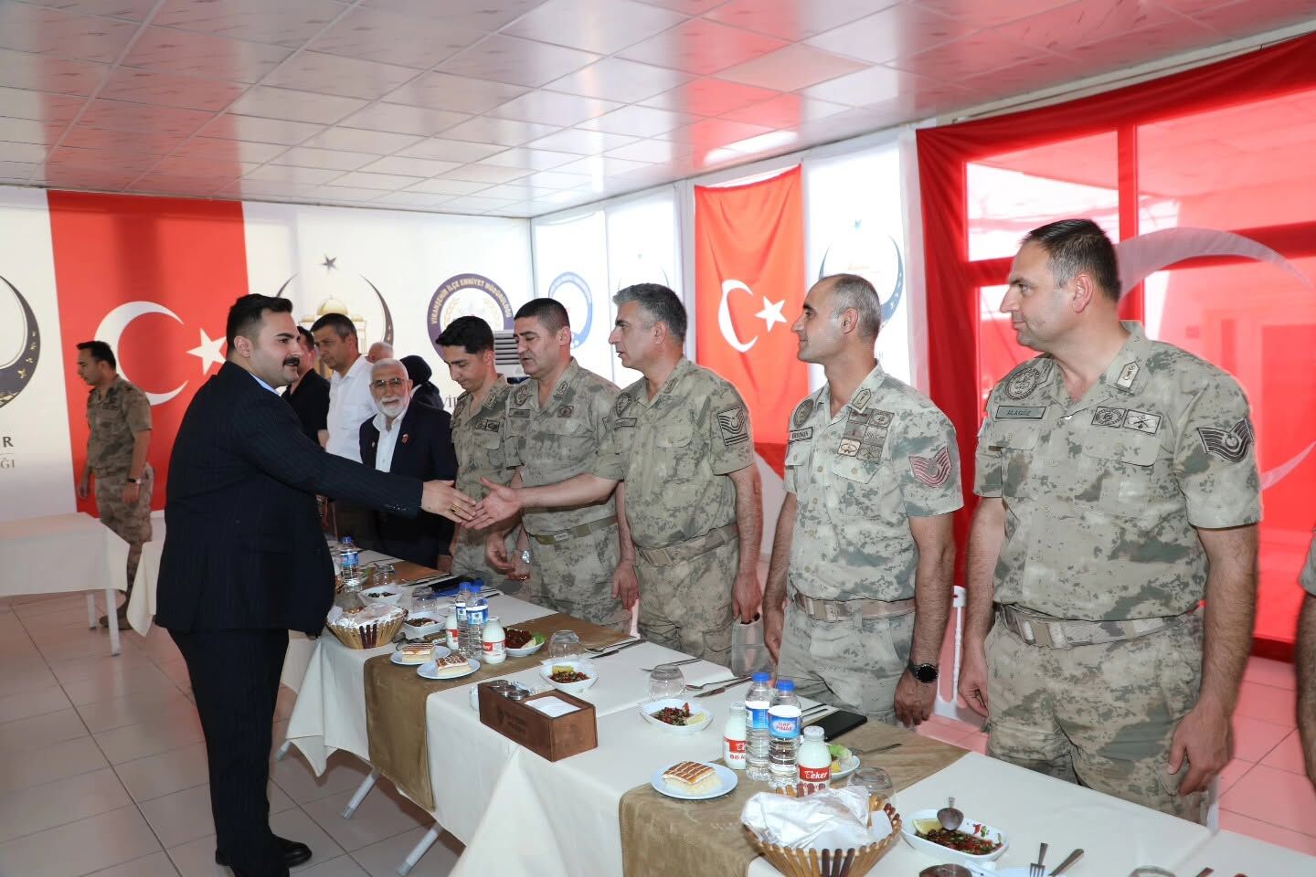 Viranşehir'de Tayini Çıkan Emniyet Müdürü Ve Komutanlara Veda Yemeği (9)