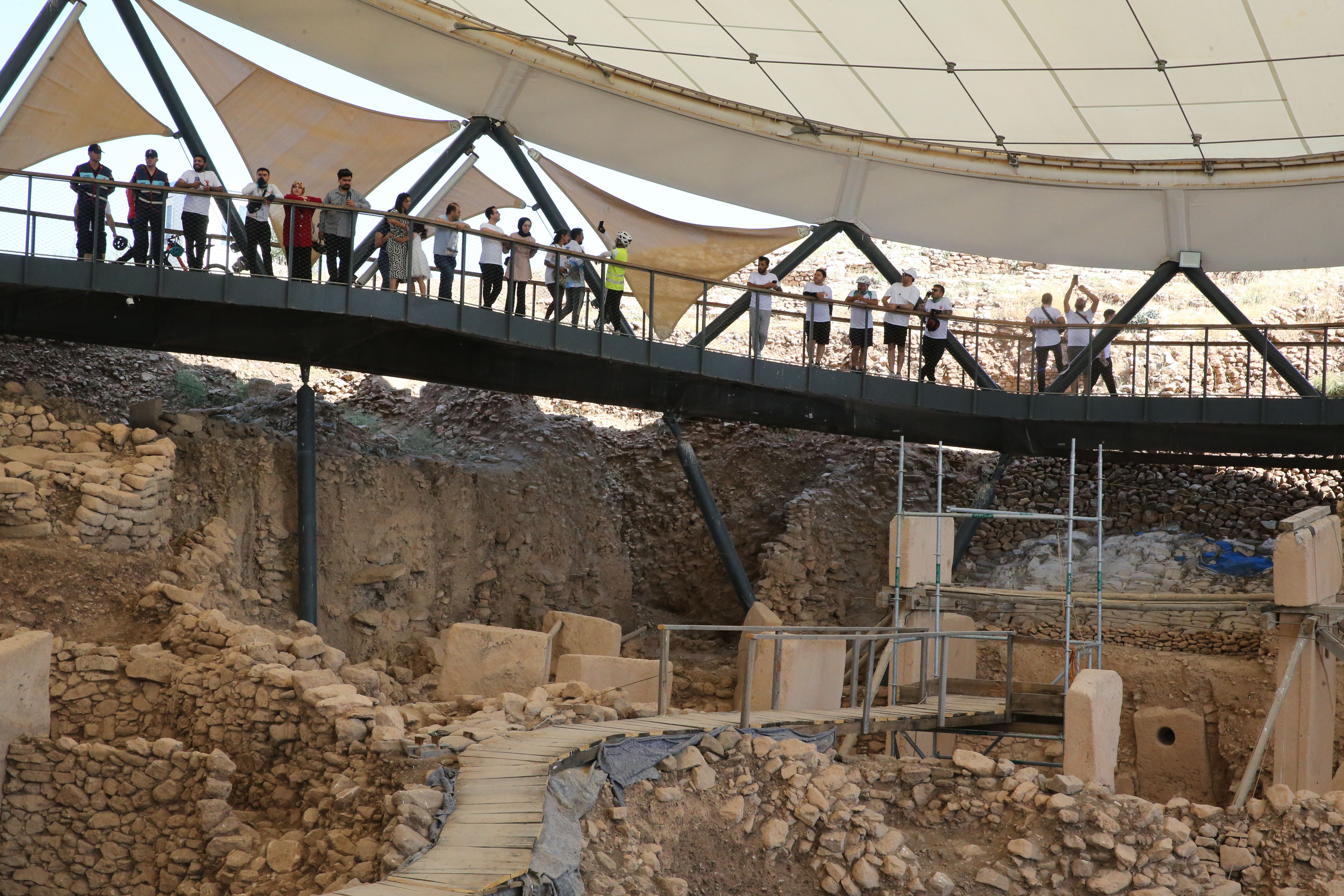 45 Derecelik Şanlıurfa Sıcağında Göbeklitepe’den Serin Mola1