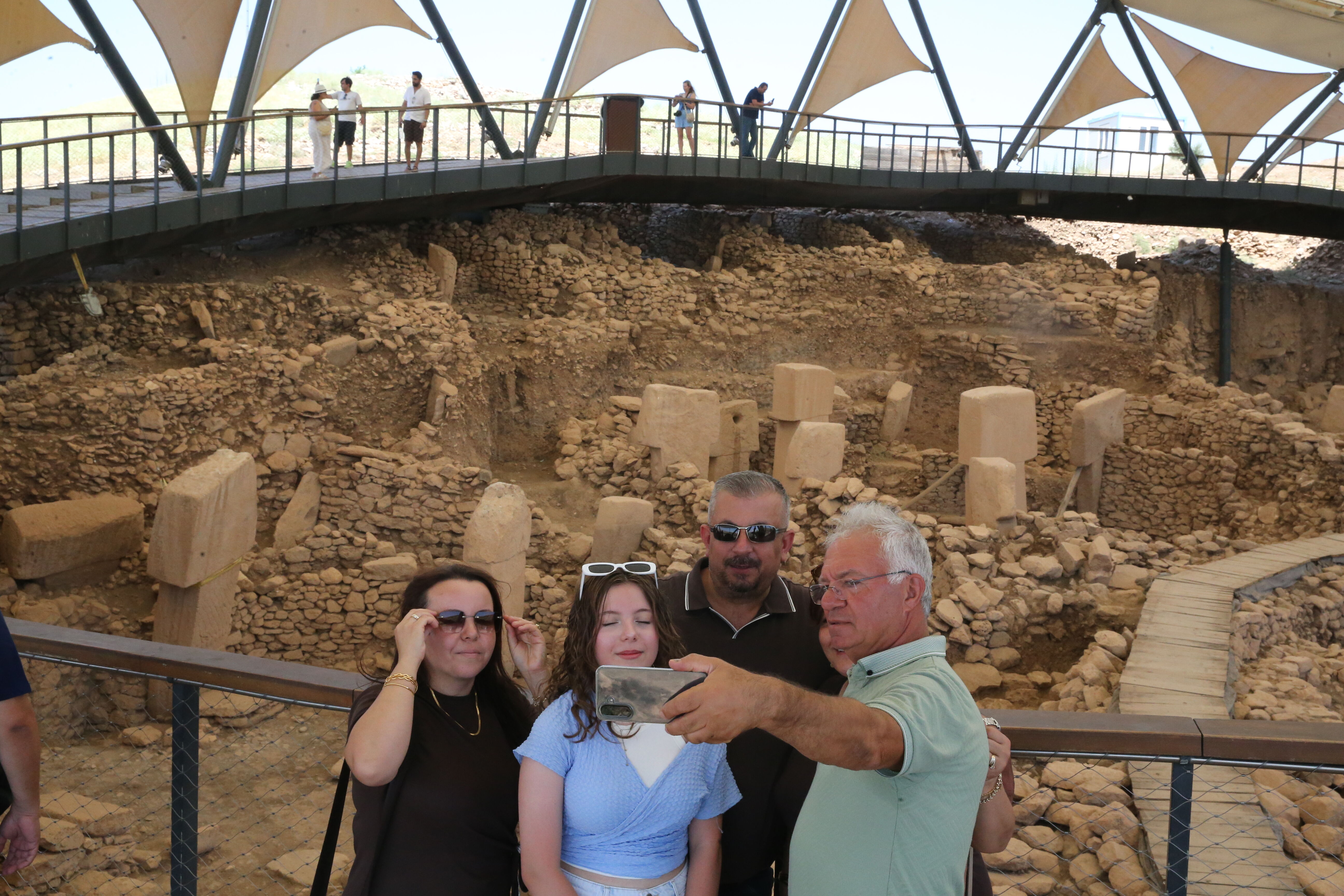 45 Derecelik Şanlıurfa Sıcağında Göbeklitepe’den Serin Mola2