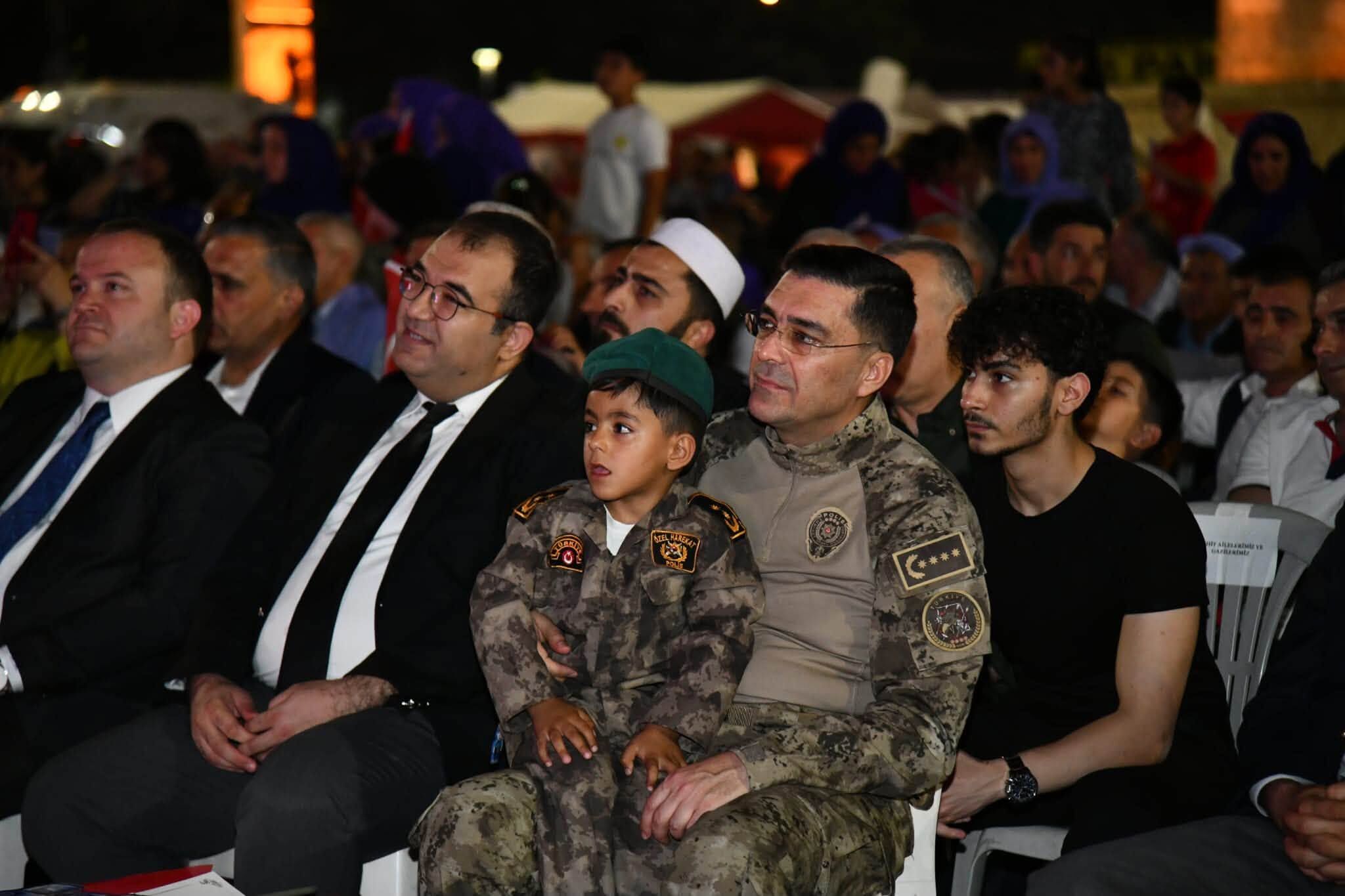 Atilla Aksoy Ve Şanlıurfa'nın Küçük Kahramanı Abdullah Emre Yan Yana (1)