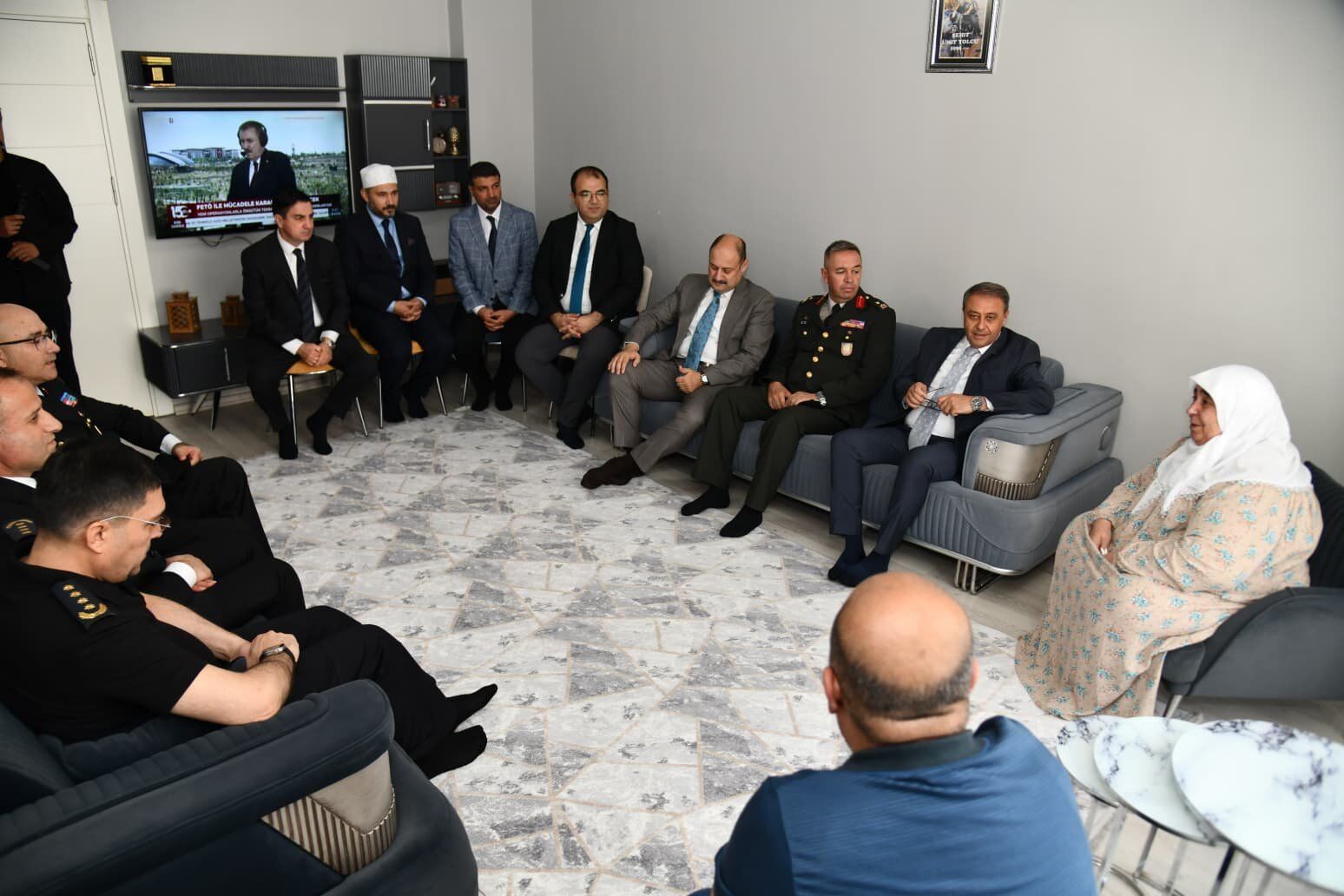 Vali Hasan Şıldak'tan 15 Temmuz Şehidi ve Gazisinin Ailesine Anlamlı Ziyaret-2