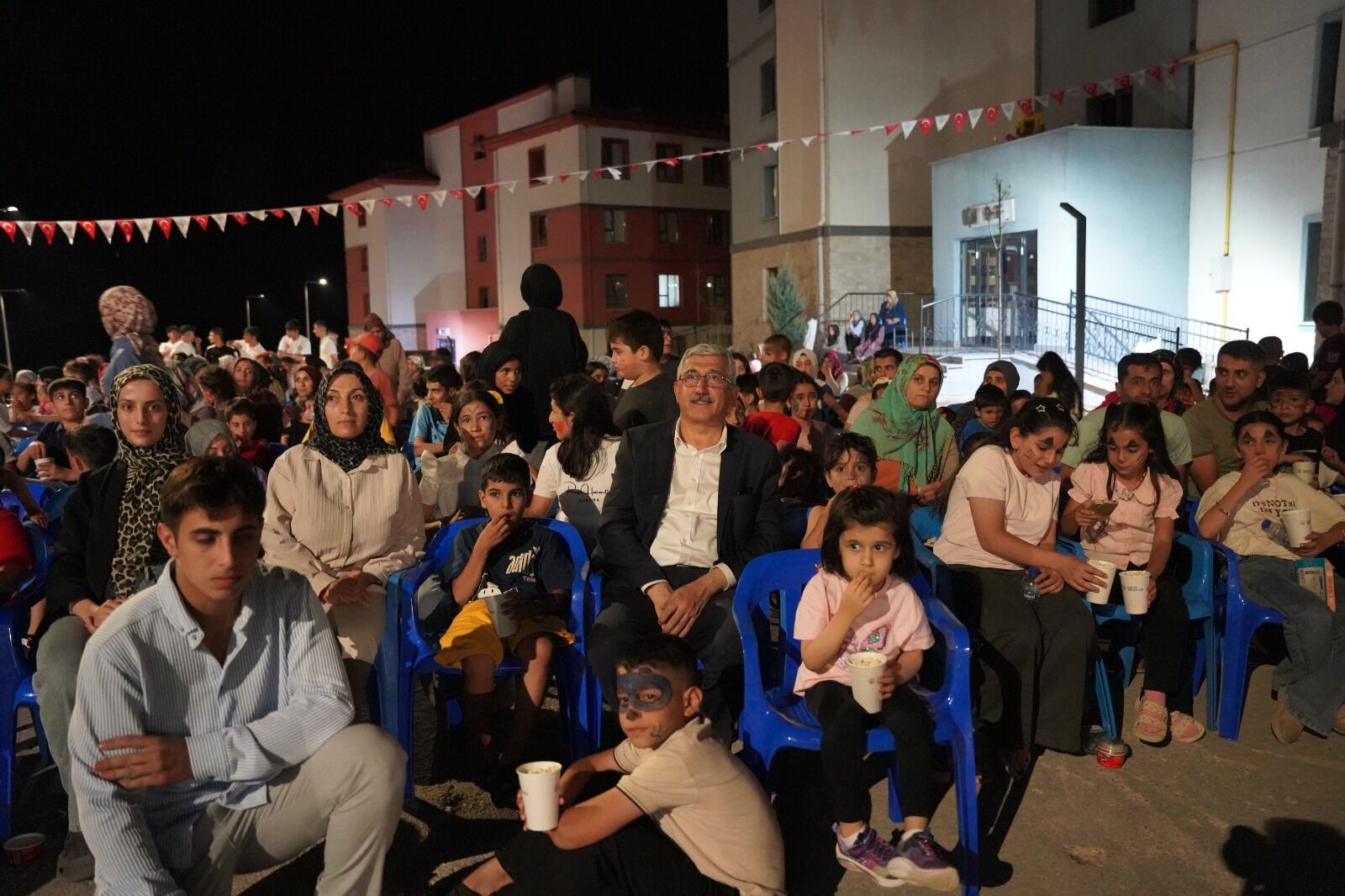 Kahta Belediyesi Çocuklar İçin Sinema Gecesi Düzenledi