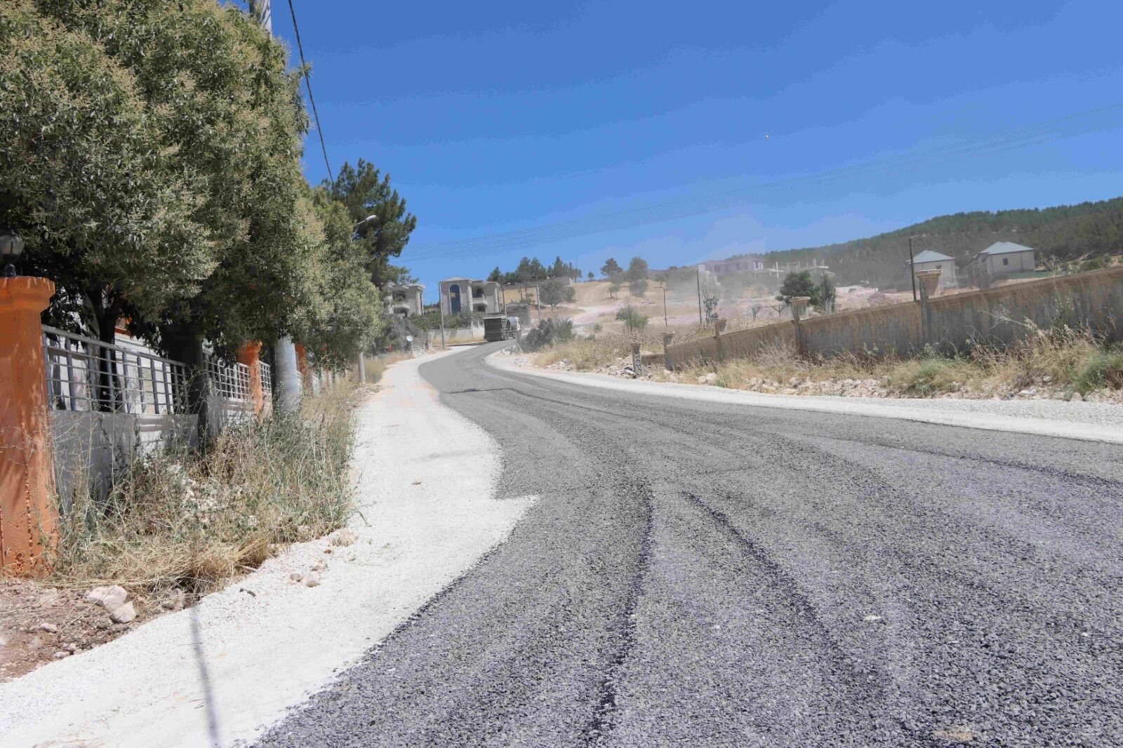 Karaköprü Belediyesi Çamlıyayla'da Sathi Asfalt Kaplama Yapıyor 2