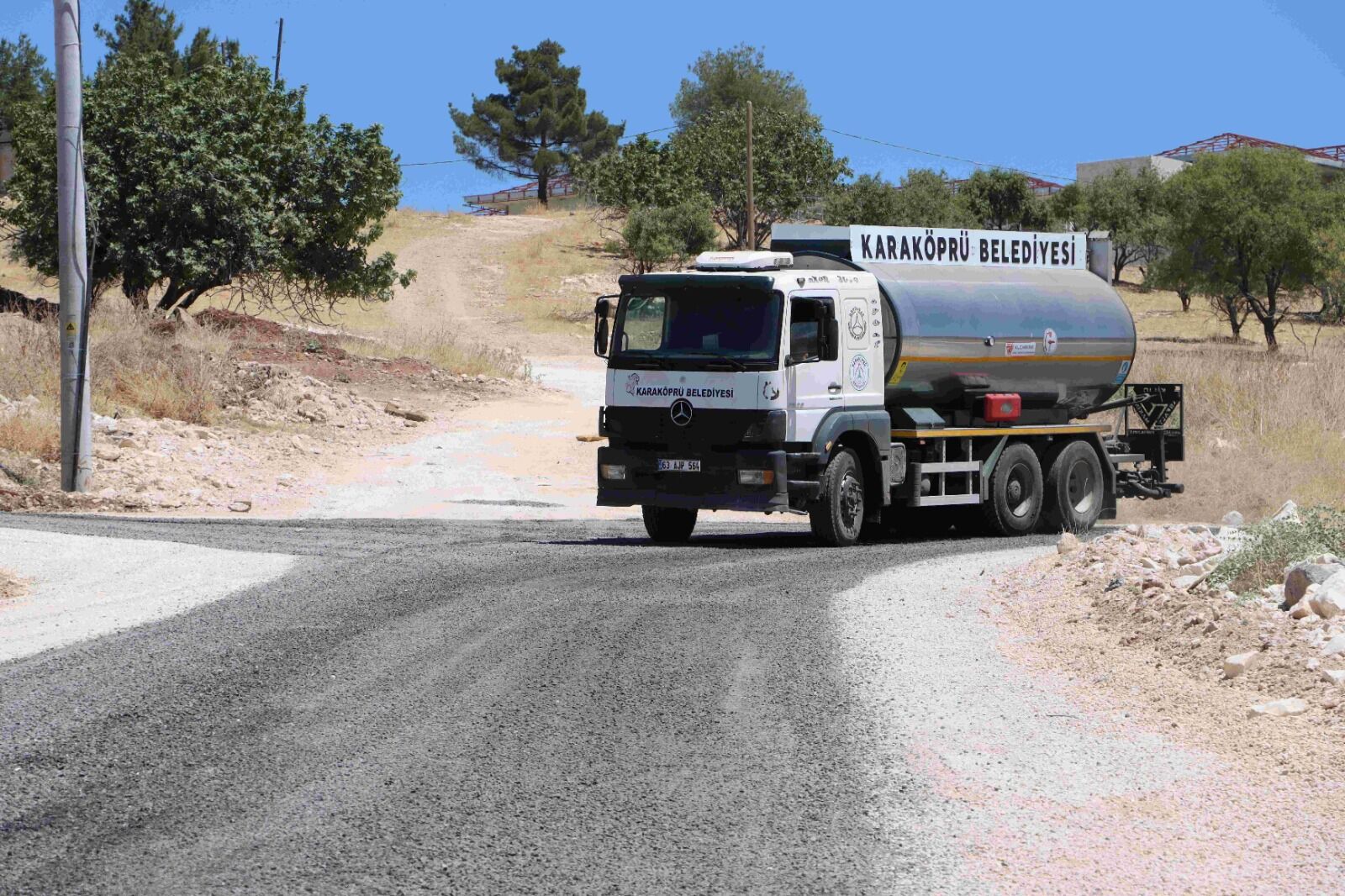Karaköprü Belediyesi Çamlıyayla'da Sathi Asfalt Kaplama Yapıyor