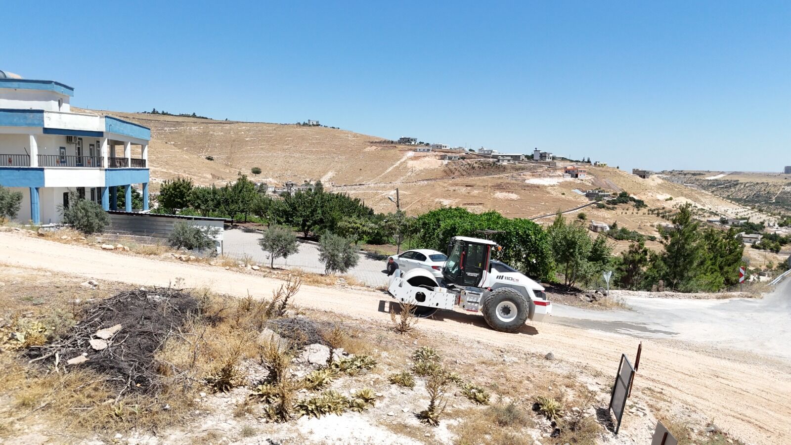 Karaköprü Beledi̇yesi̇ Kirsalda Yol Konforunu Artiriyor (3)
