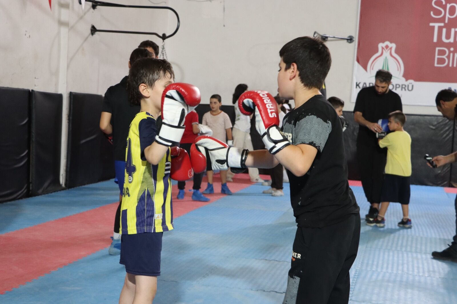 Karaköprü Doğukent Spor Kompleksi̇ Genç Sporculari Ağirliyor (1)