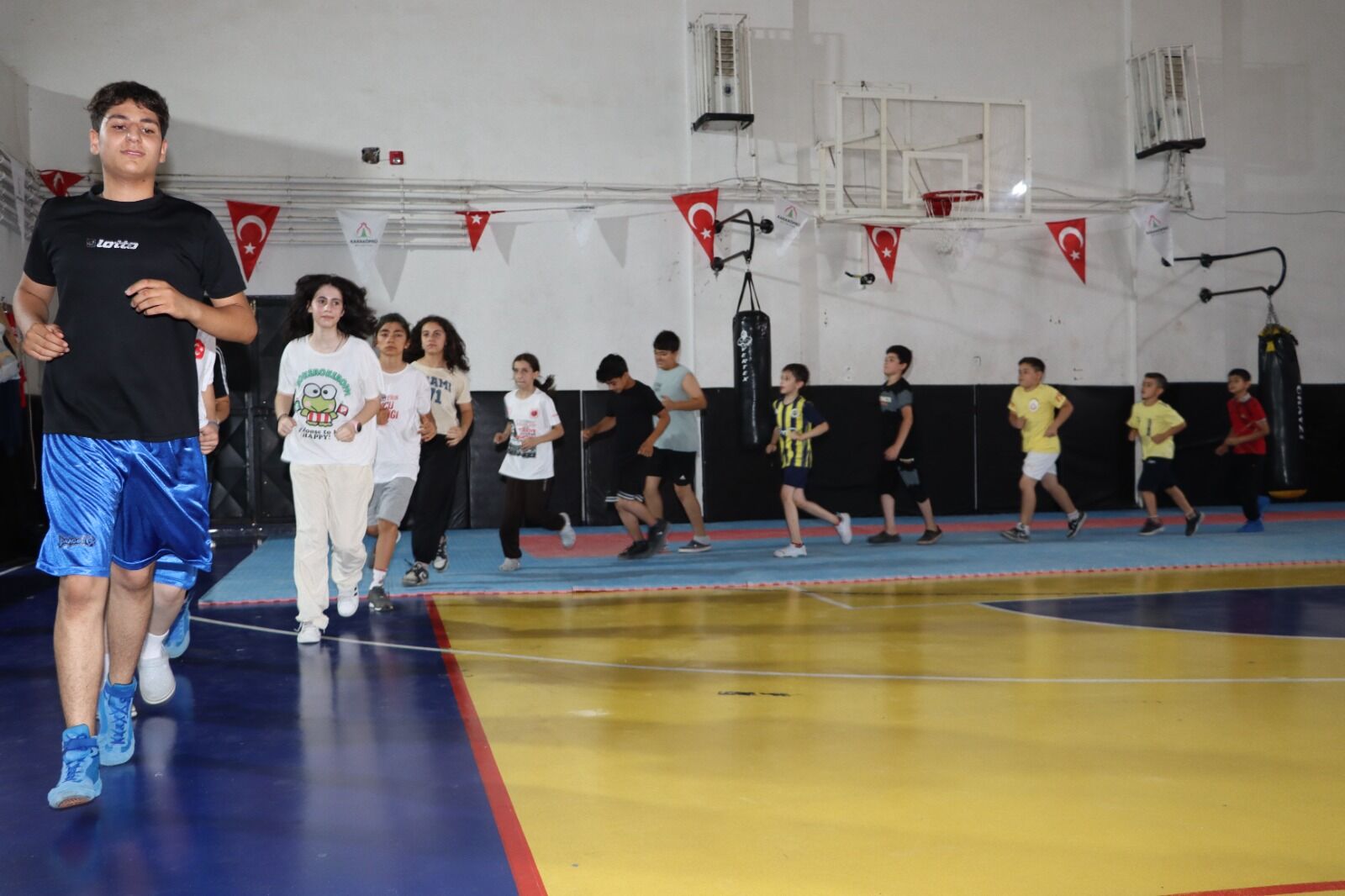 Karaköprü Doğukent Spor Kompleksi̇ Genç Sporculari Ağirliyor (4)