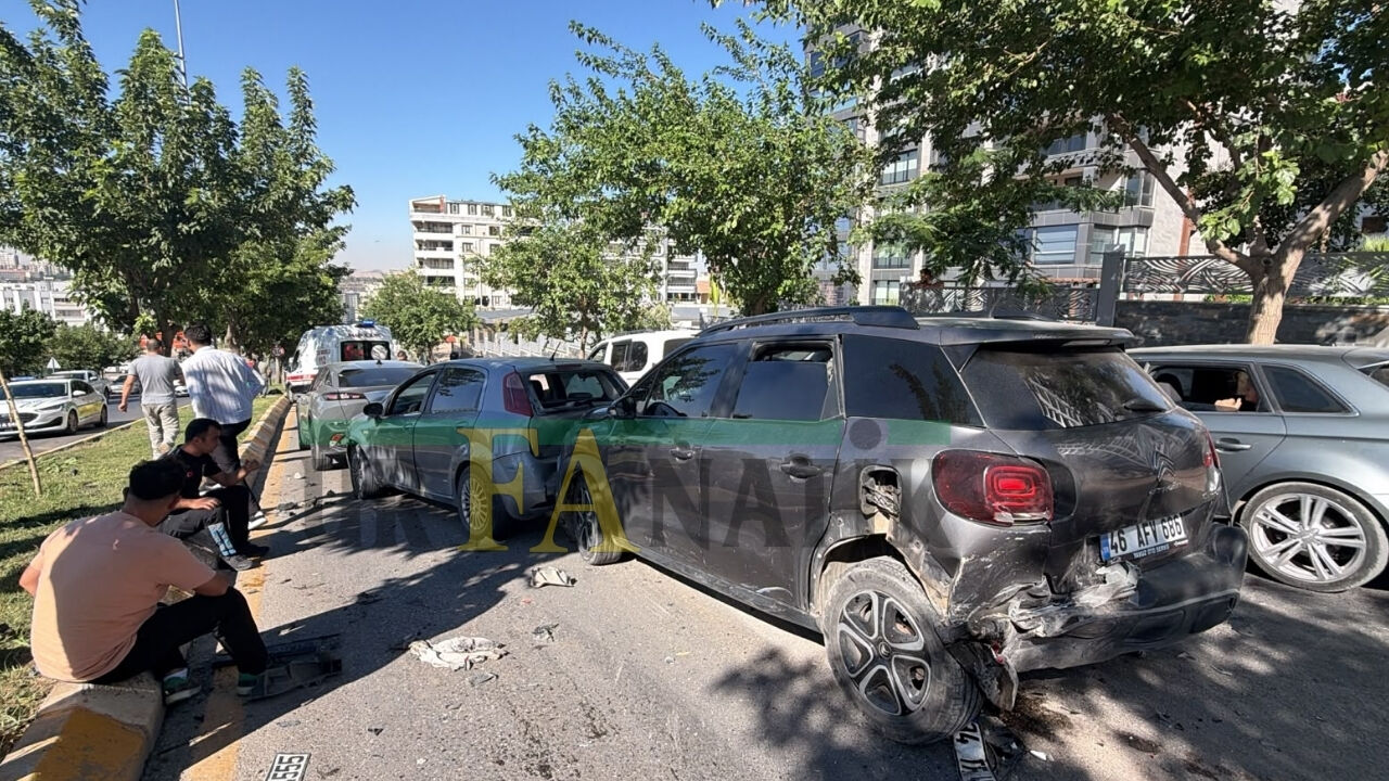 Karaköprü'de 6 Araç Birbirine Girdi! (2)
