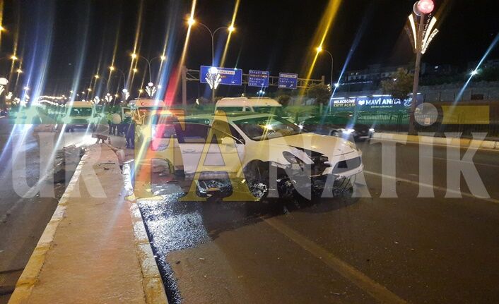 Karaköprü'de Ortalığın Savaş Alanına Döndüğü Kazada Porsche Hurdaya Döndü (7)