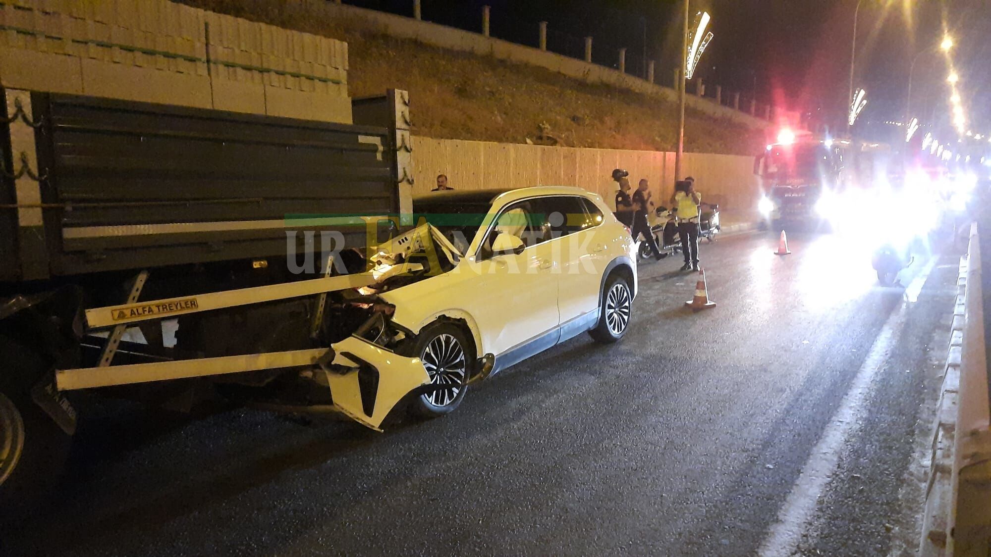 Karaköprü'de Togg, Briket Yüklü Tıra Ok Gibi Saplandı! (2)