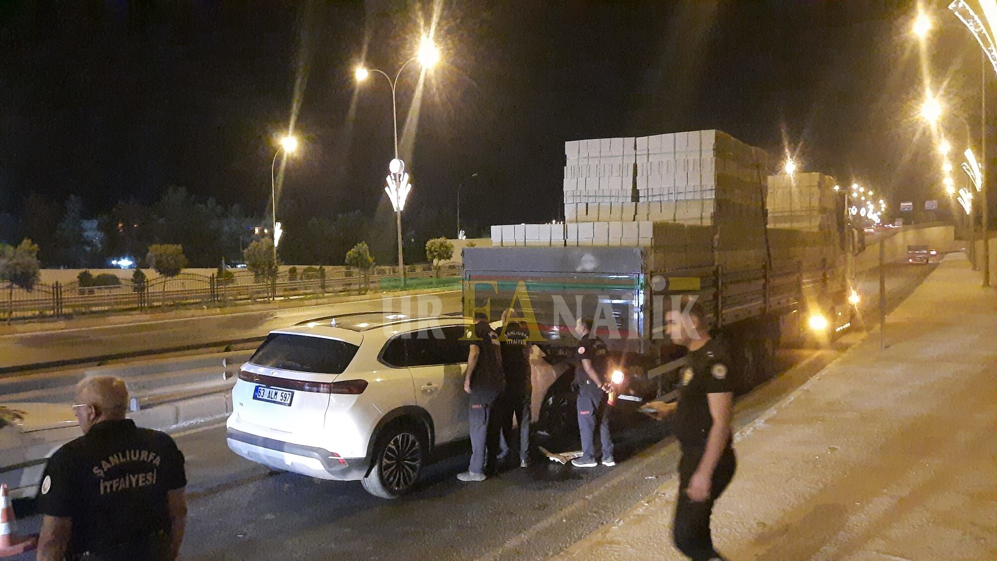 Karaköprü'de Togg, Briket Yüklü Tıra Ok Gibi Saplandı! (3)