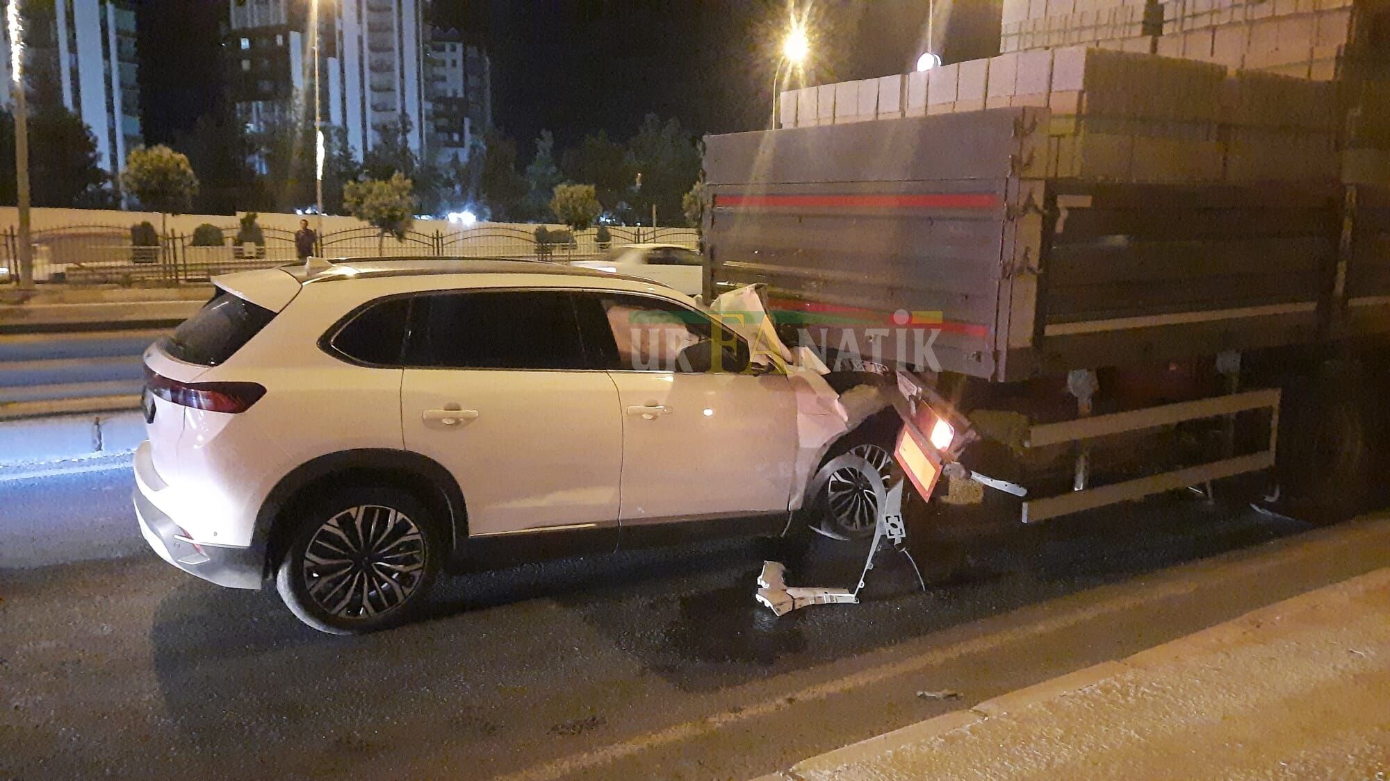 Karaköprü'de Togg, Briket Yüklü Tıra Ok Gibi Saplandı! (4)