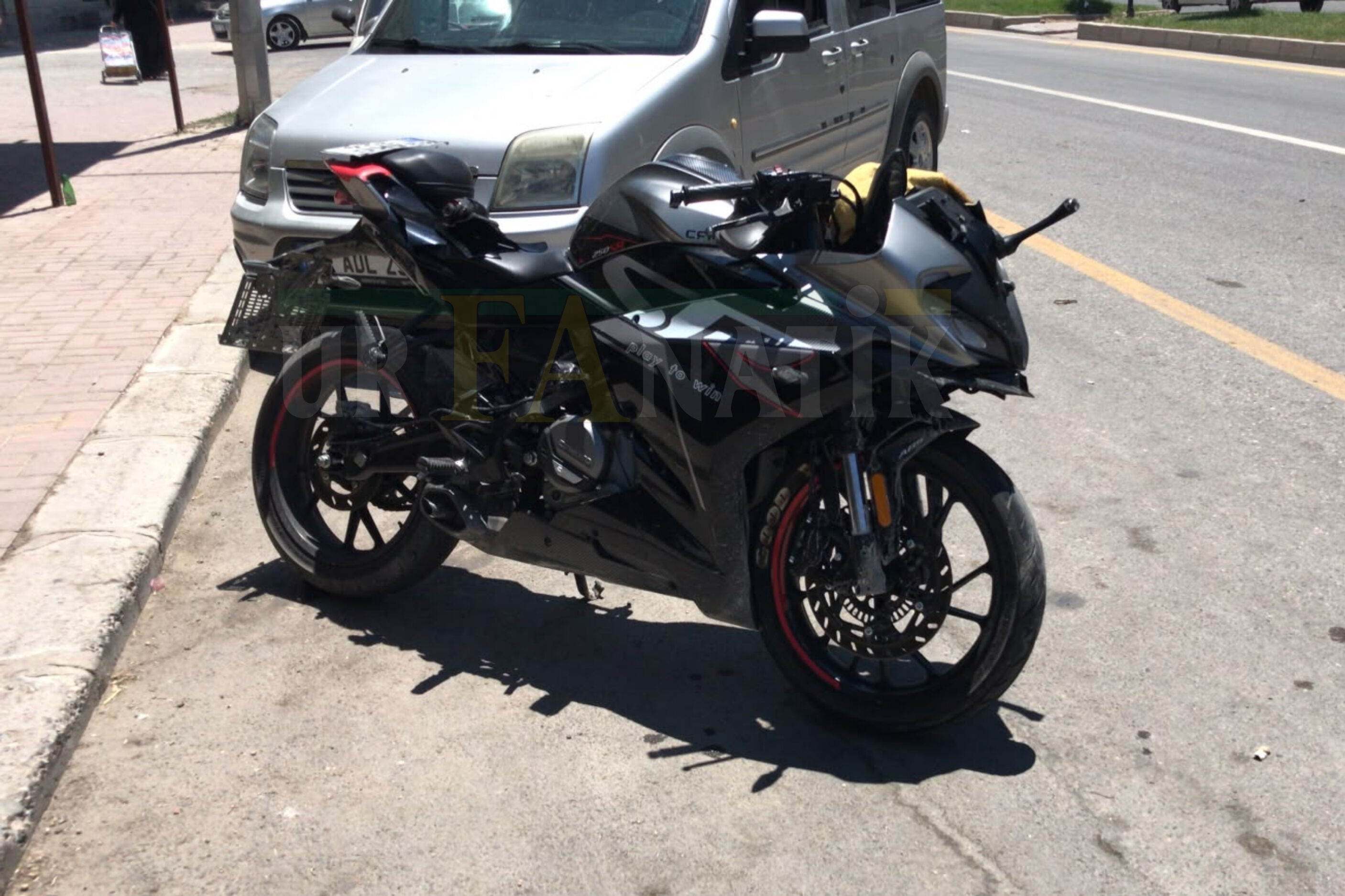 Otomobil Ile Motosiklet Çarpıştı 2 Yaralı