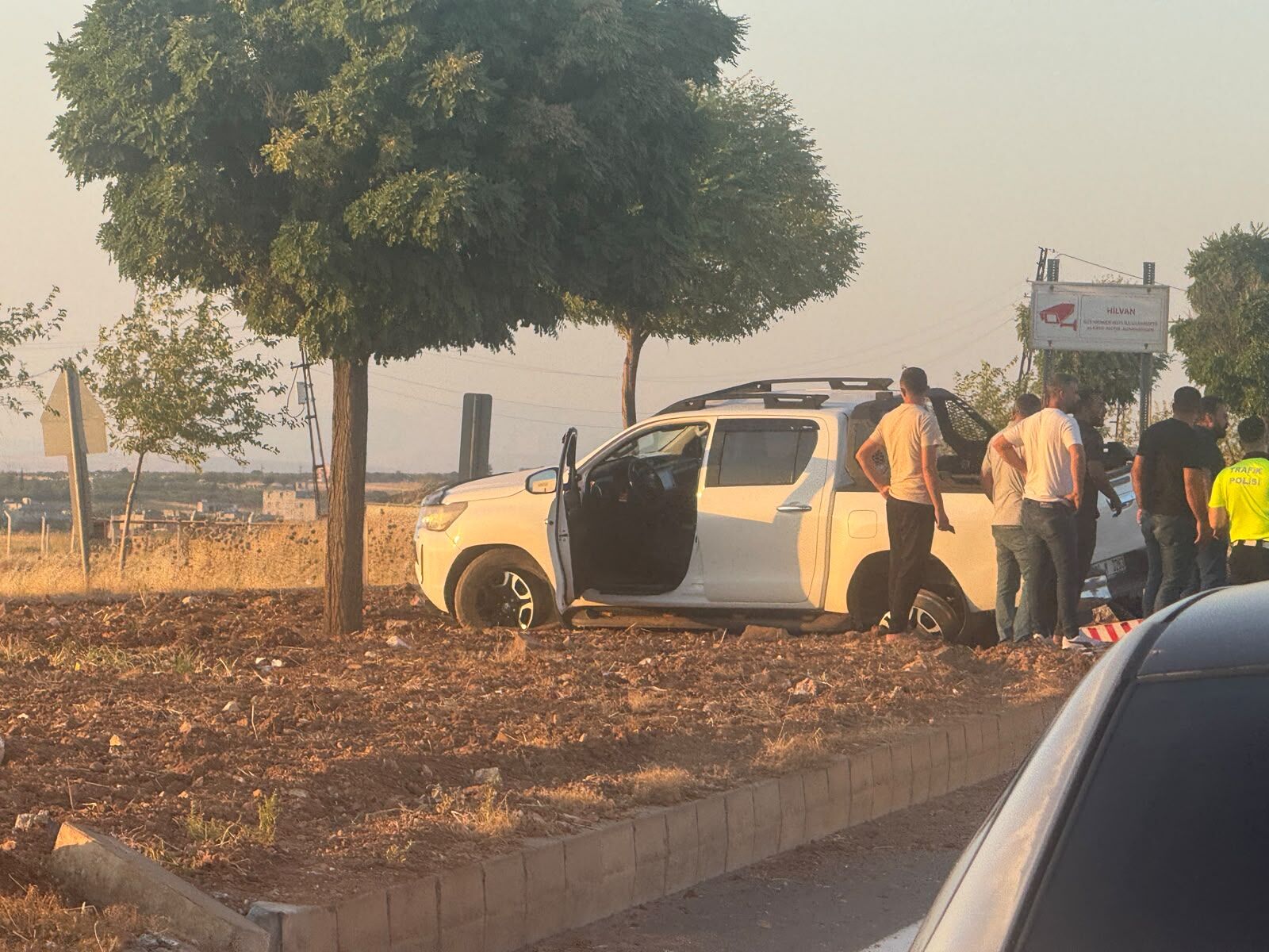 Şanlıurfa Hilvan Karayolunda Kontrolden Çıkan Kamyonet Refüje Çarptı (2)