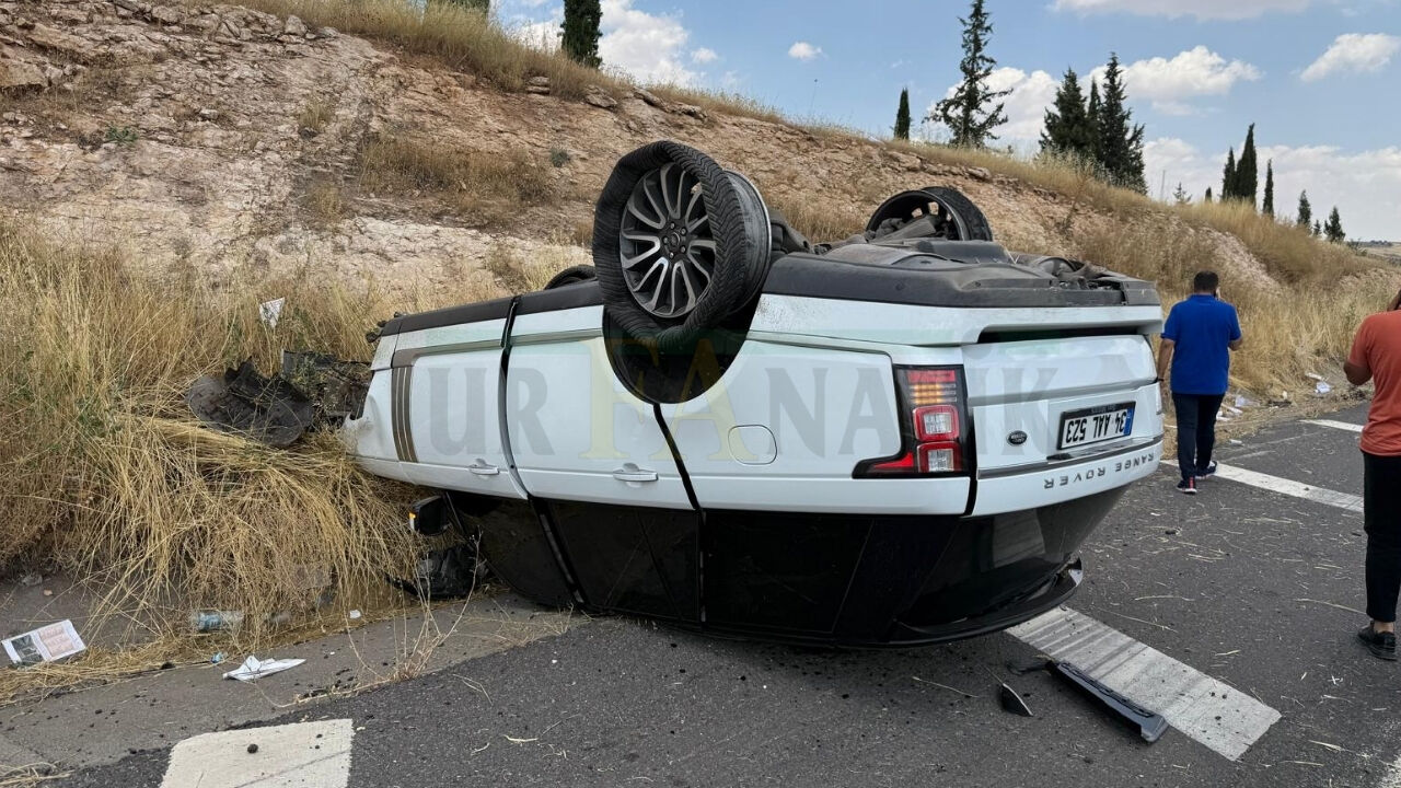 Şanlıurfa Karaköprü’de Hafif Ticari Araç Takla Attı (3)