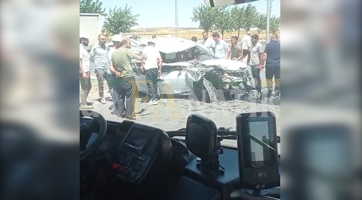 Şanlıurfa Mardin Karayolunda Otomobil Tıra Arkadan Çarptı