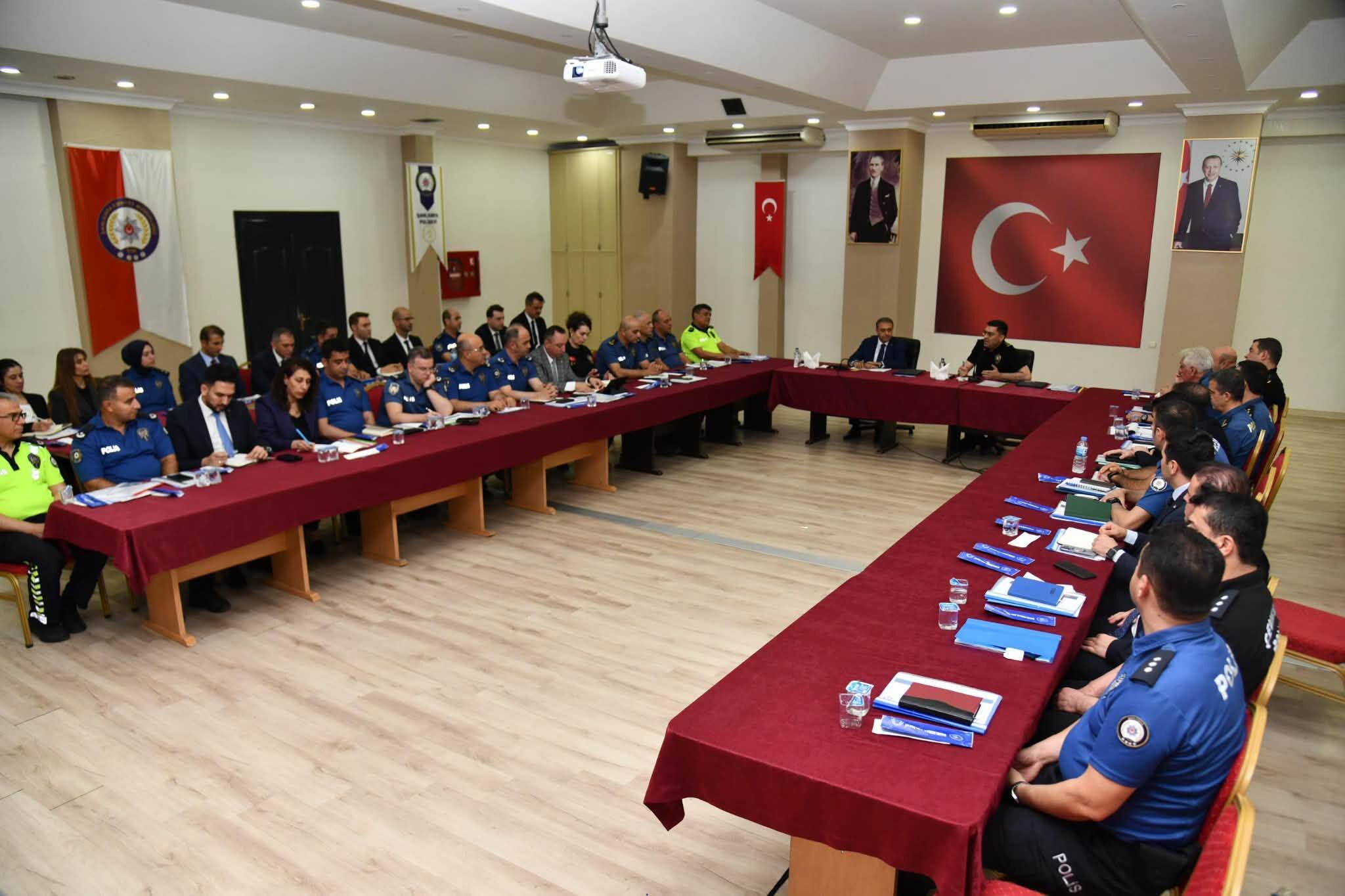 Şanlıurfa Valisi Hasan Şıldak Başkanlığında Güvenlik Değerlendirme Toplantısı Yapıldı (2)