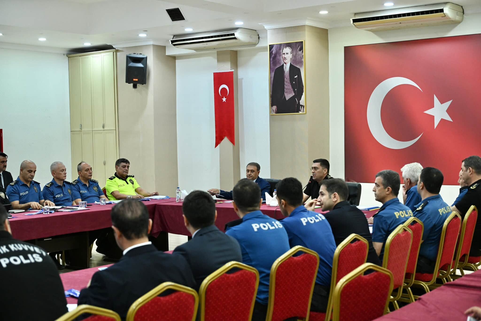 Şanlıurfa Valisi Hasan Şıldak Başkanlığında Güvenlik Değerlendirme Toplantısı Yapıldı (4)