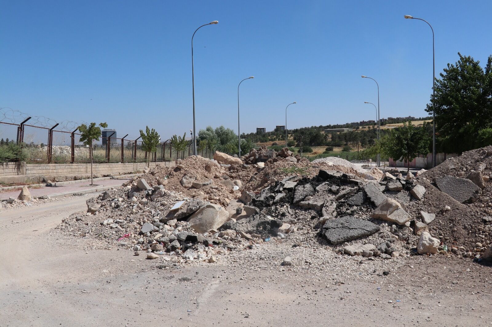 Şanliurfa’da 4 Aydir Bi̇tmeyen Yol Çi̇lesi̇ Esnaf Ve Vatandaş İsyan Etti̇6
