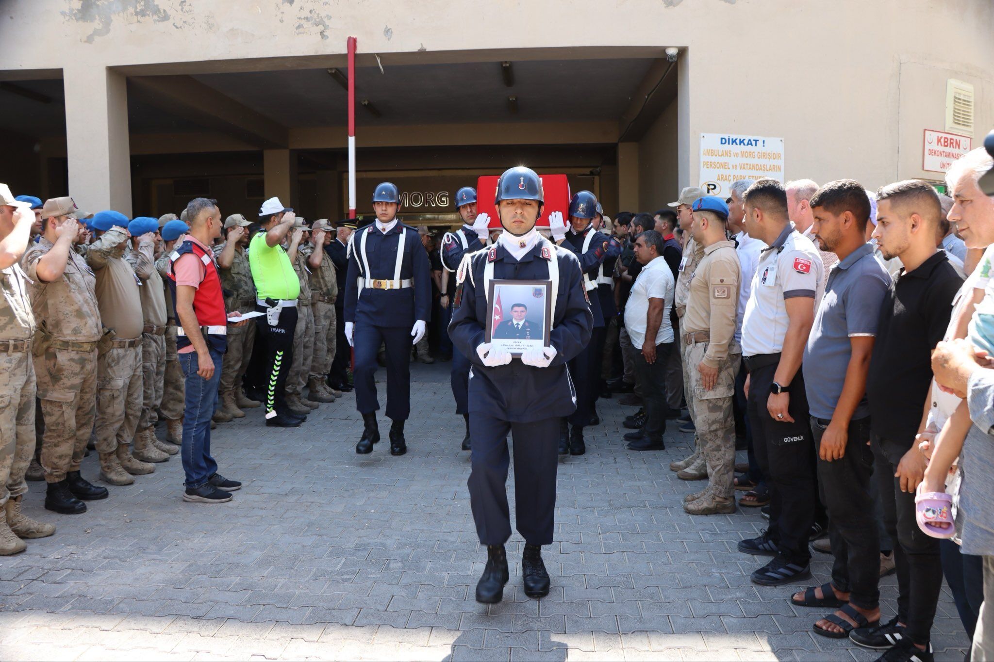 Şanlıurfa'da Hayatını Kaybeden Ferhat Baykir, Türk Bayrağı Ve Galatasaray Bayrağıyla Şırnak'ta Toprağa Verildi (1)