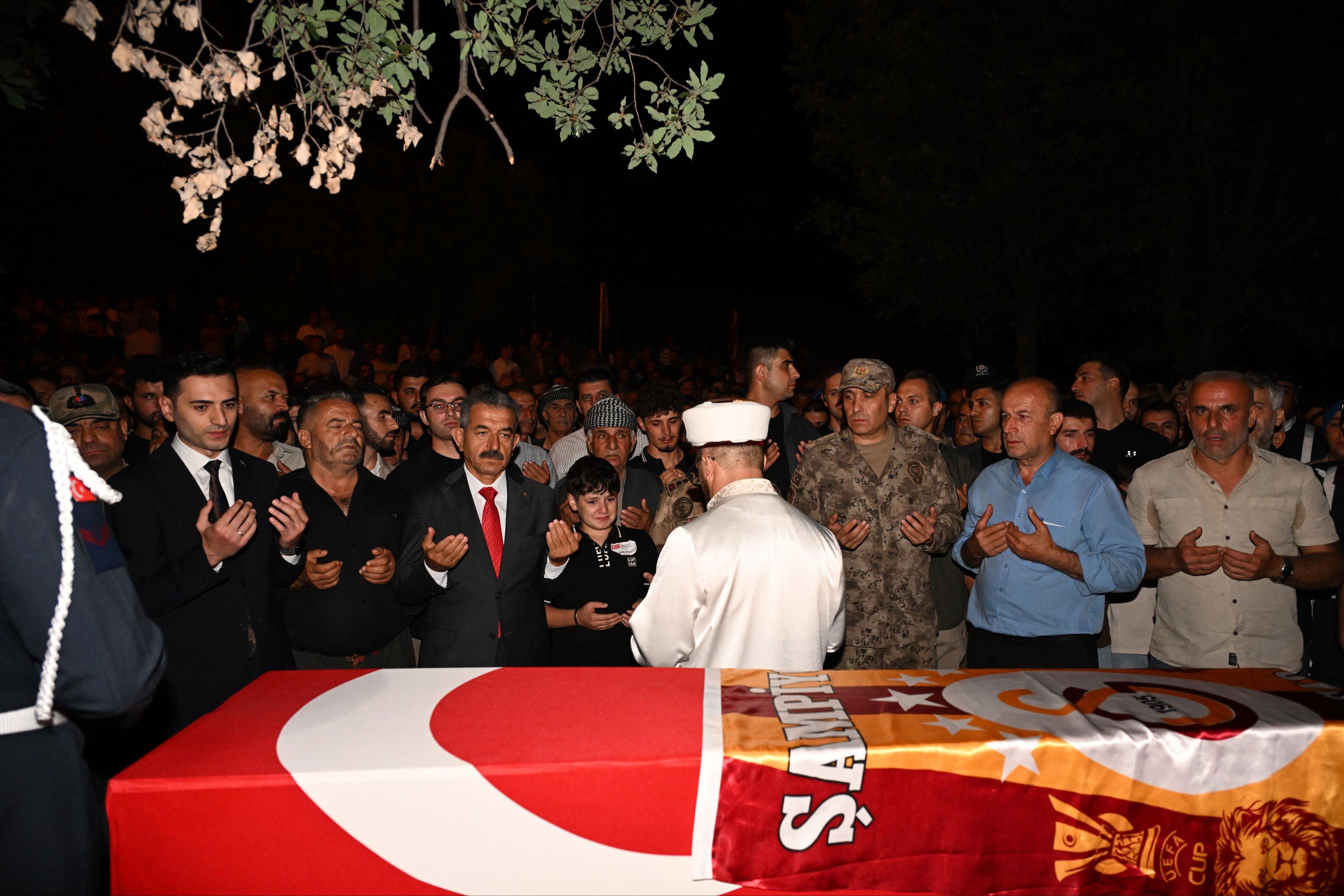 Şanlıurfa'da Hayatını Kaybeden Ferhat Baykir, Türk Bayrağı Ve Galatasaray Bayrağıyla Şırnak'ta Toprağa Verildi (4)