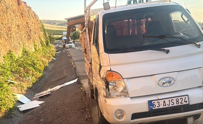 Şanlıurfa'da Minibüs Ile Pikap Çarpıştı (2)