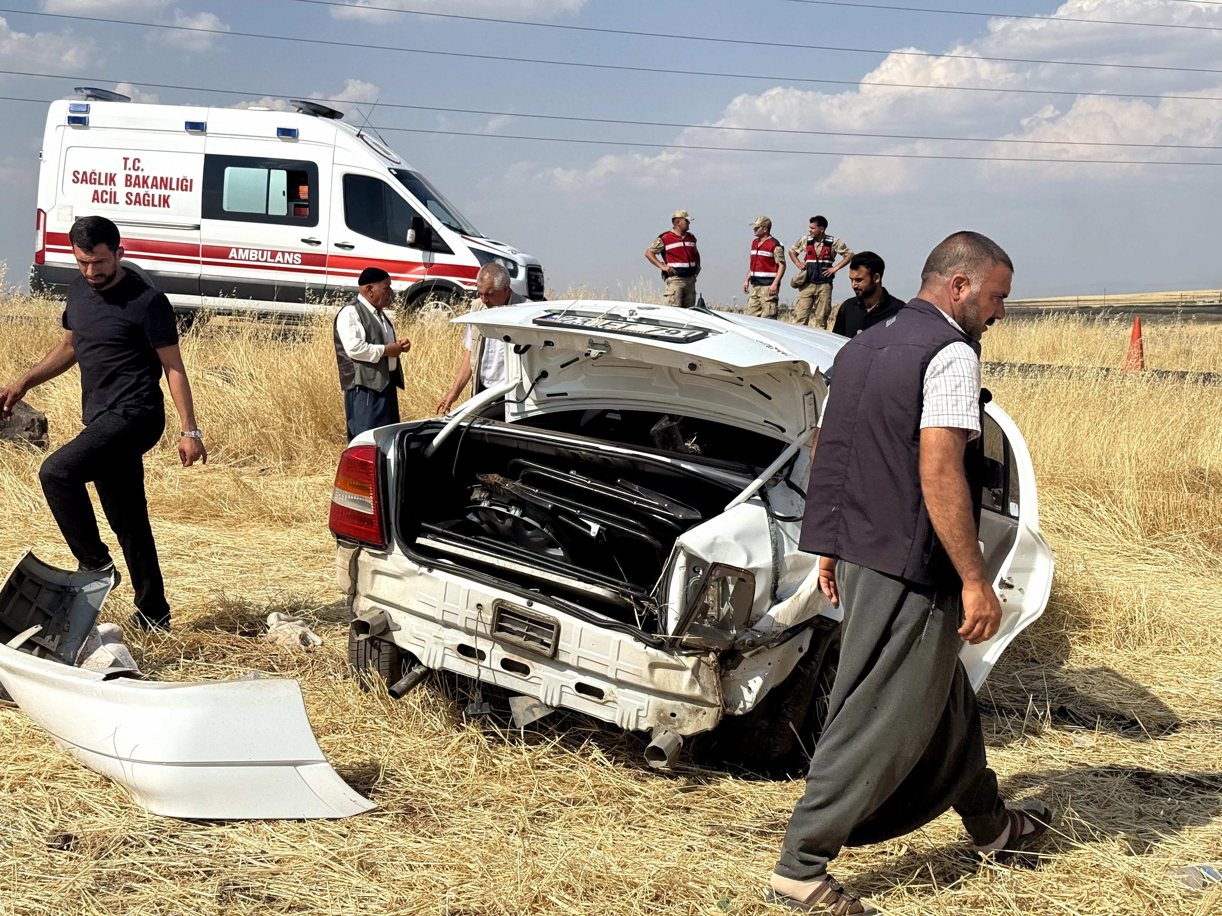 Şanlıurfa'da Otomobil Şarampole Devrildi! 4 Kişi Yaralandı (1)