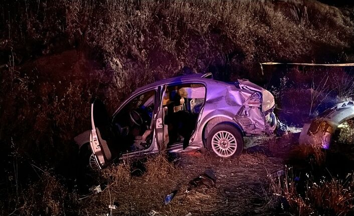 Şanlıurfa'da Şarampole Devrilen Otomobildeki 3 Kişi Öldü (1)