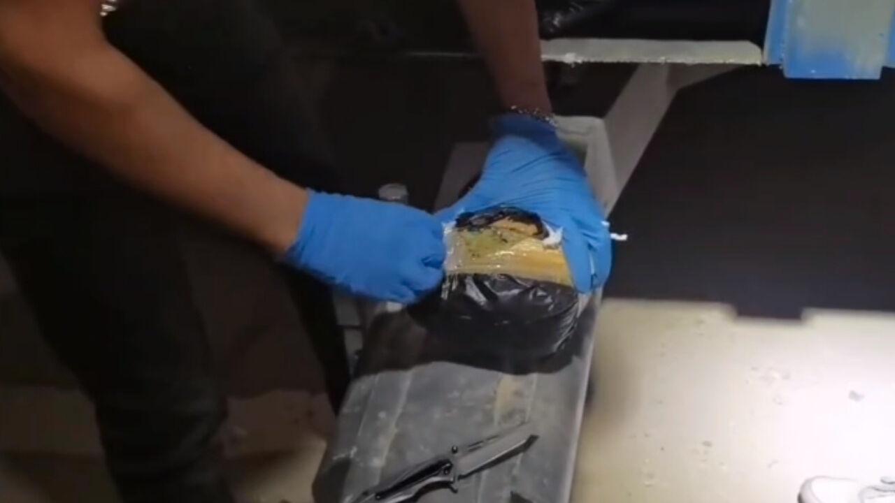Şanlıurfa'da Traktöre Zulalanmış 25 Kilo Skunk Yakalandı (2)