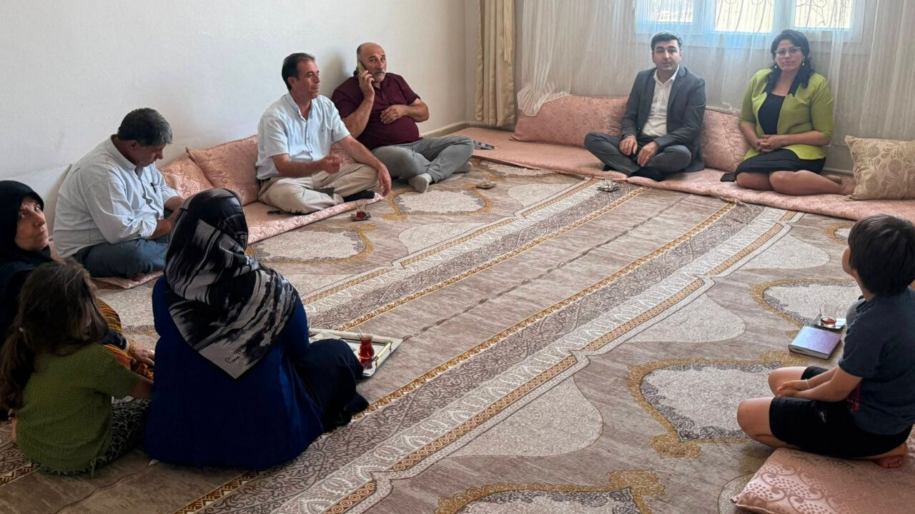 Suruç Belediye Eş Başkanlarından Küçük Kız Çocuğuna Ziyaret (3)