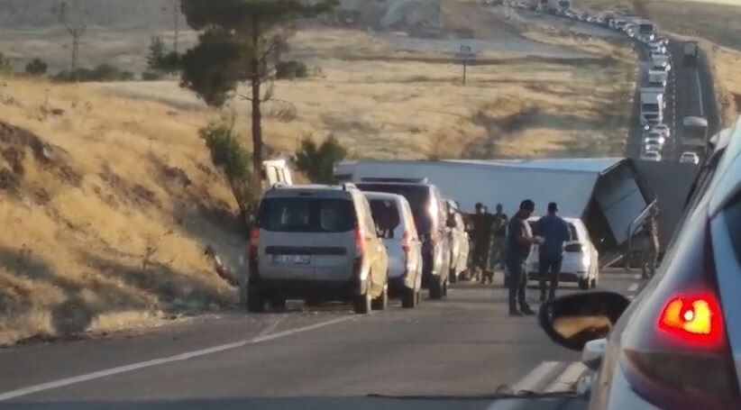 Suruç Yolunda Tır Devrildi (1)