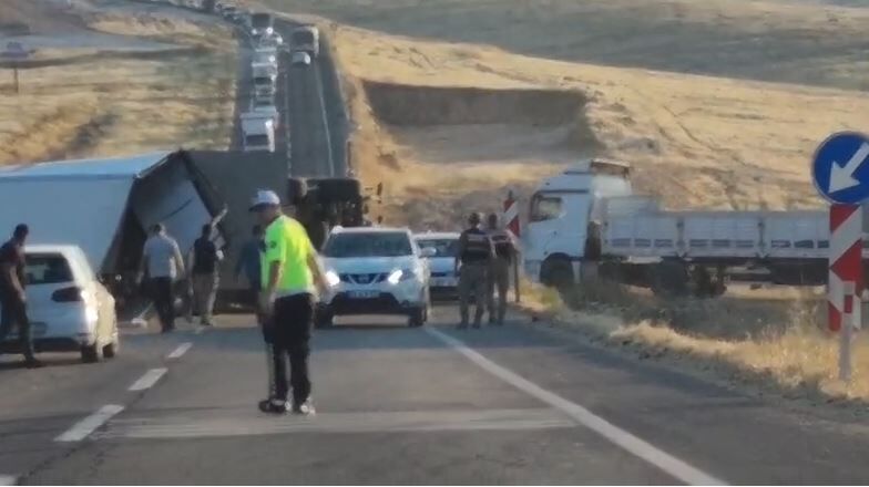 Suruç Yolunda Tır Devrildi (2)