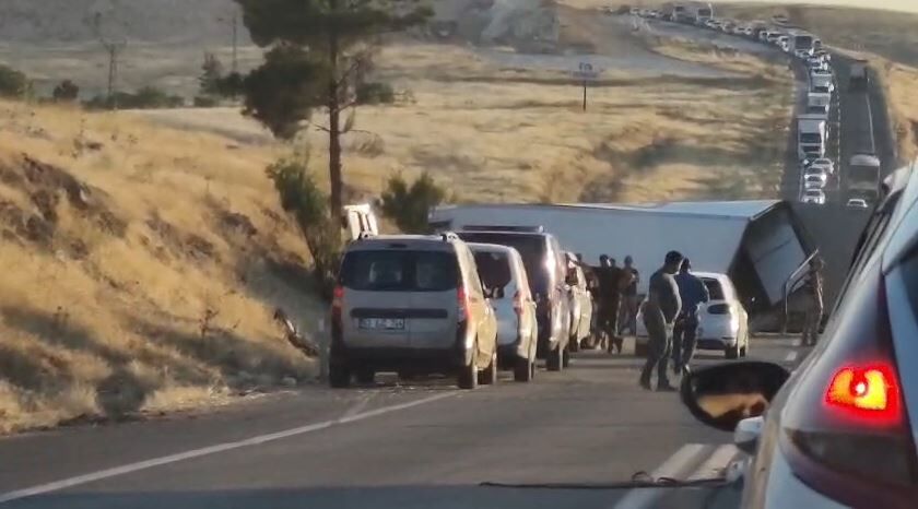 Suruç Yolunda Tır Devrildi (3)